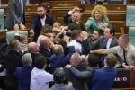 Diputado echa agua a jefe de gobierno de Kosovo y se pelean