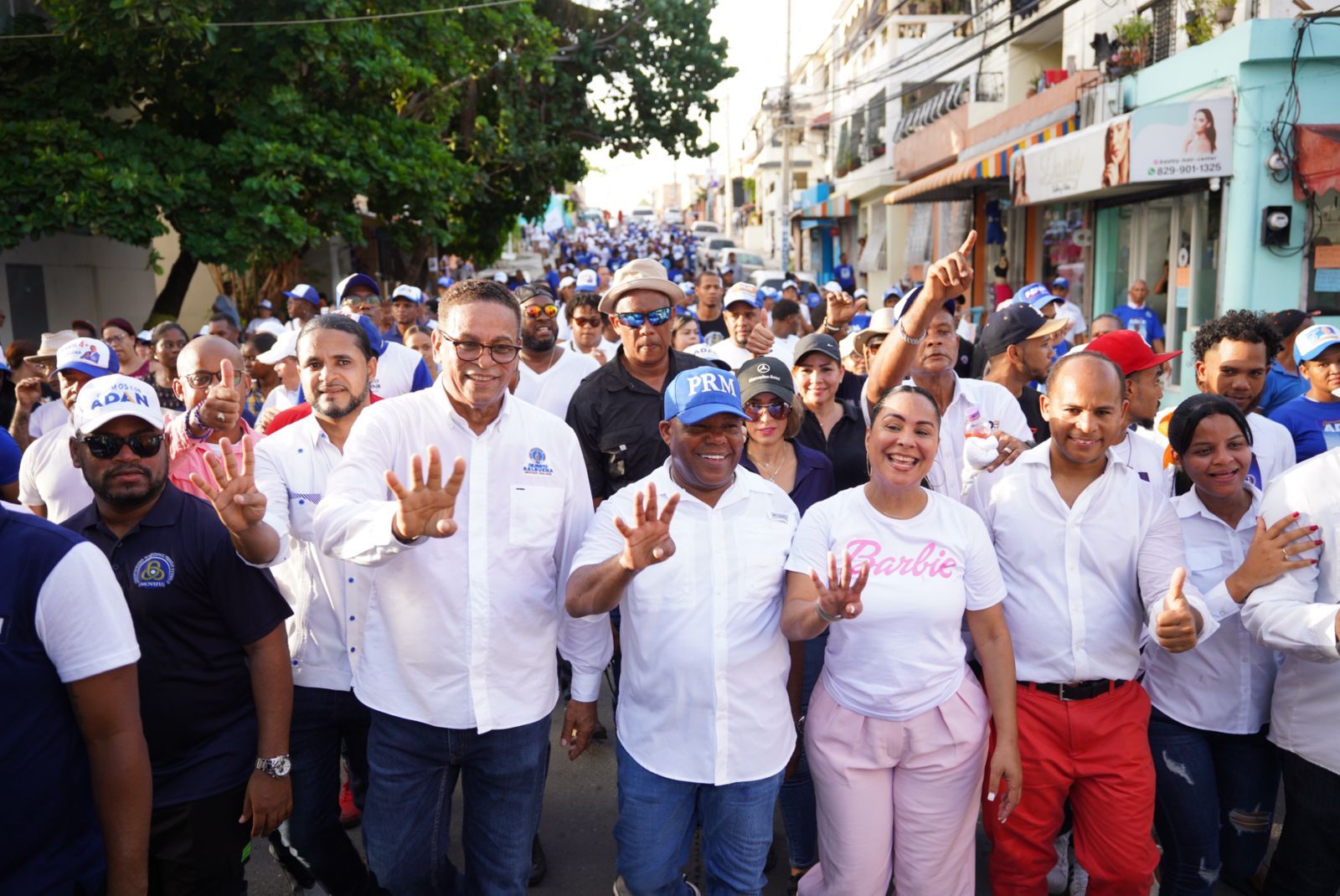 El presidente del PRM en SDE y precandidato alcalde por esa demarcación realizó un extraordinario mano a mano en el ensanche Isabelita y los Mameye