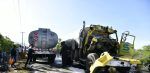 Choque de tanquero cargado de gasolina con camión de harina obstruye tránsito Baní-Azua