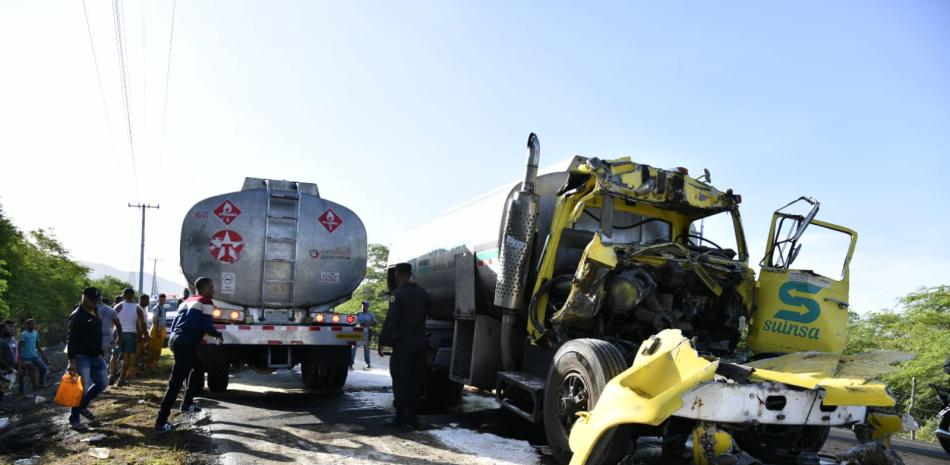 Choque de tanquero cargado de gasolina con camión de harina obstruye tránsito Baní-Azua