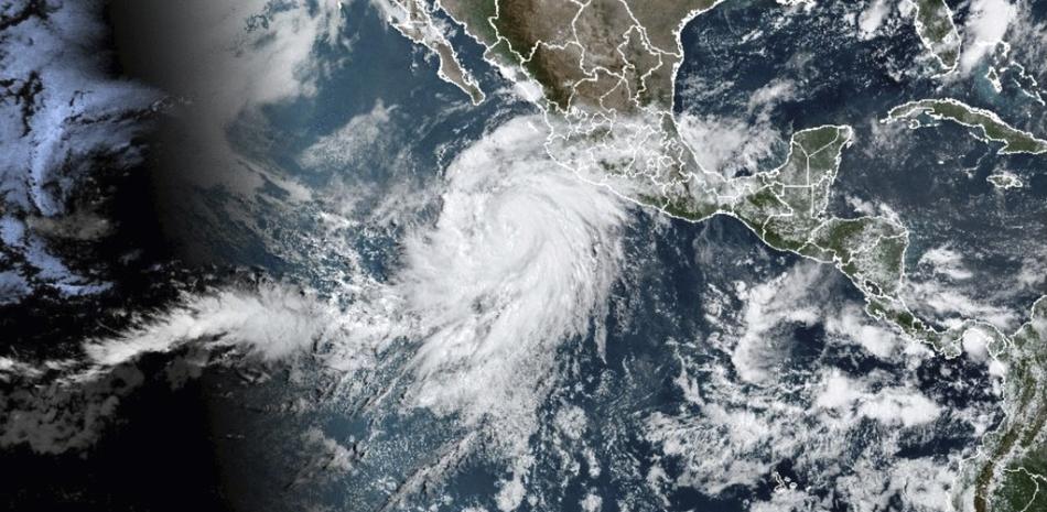 Hilary se convierte en huracán categoría 3 y se dirige a península de Baja California