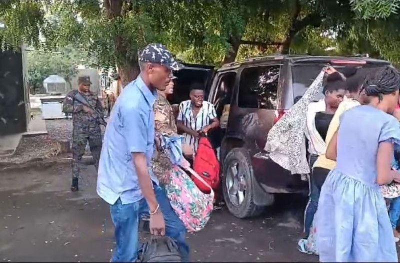 Detienen conductor con 16 haitianos indocumentados en Mao