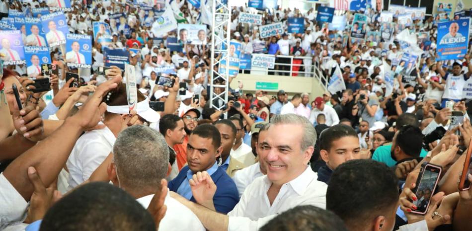 “Ni vuelven ni van”: Abinader se lanza a las calles en busca de su repostulación