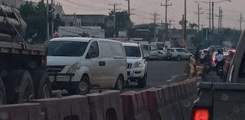 Se vuelca camión de arena en el elevado de la autopista 30 de Mayo; el tapón abarca kilómetros