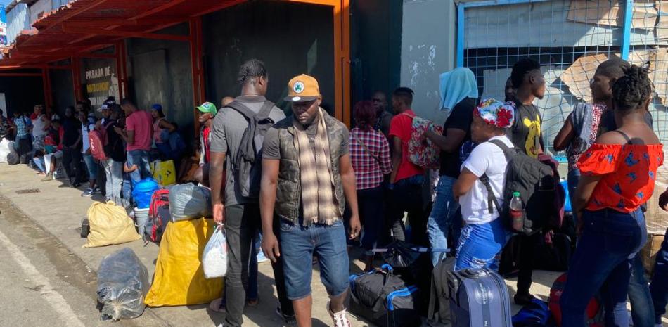Dajabón: Decenas de haitianos buscan ir a su país y del otro lado reanudan construcción del canal