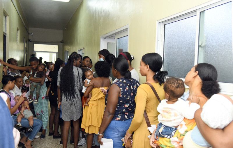 Madres angustiadas en las emergencias por auge del dengue
