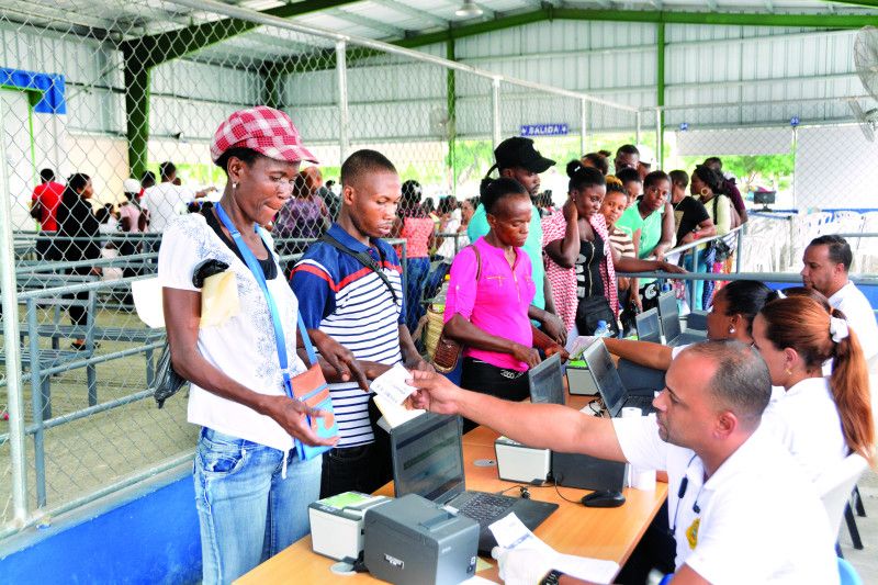 97% de los extranjeros regularizados no cumplió con requisitos