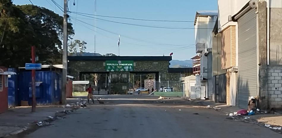 Elías Piña: Almacenes cerrados, estricta vigilancia militar y mercado de El Carrizal desolado