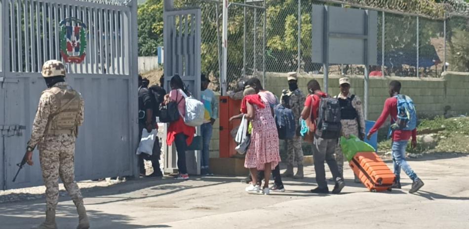 En Elías Piña permiten la salida de haitianos por una pequeña puerta fronteriza