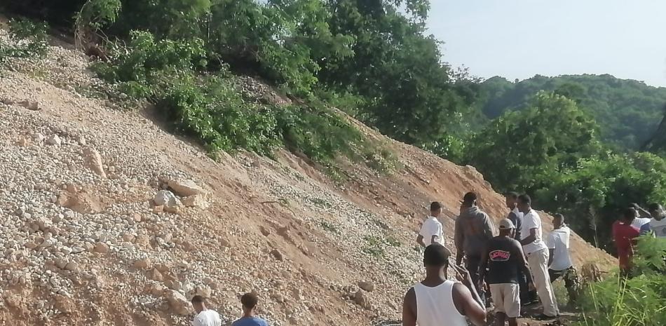 Lluvias provocan derrumbe en Barahona; afectan acueducto y el tránsito hacia Pedernales