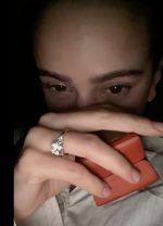 Rosalía todavía usa su anillo de compromiso, pero no en la mano