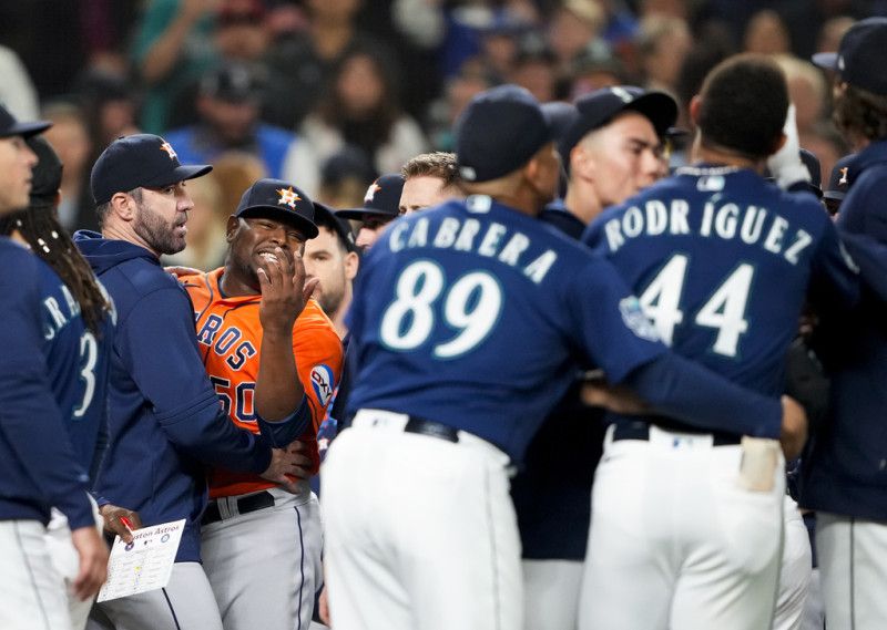 Héctor Neris le grita a Julio Rodríguez después de poncharlo y se acalora el terreno de juego