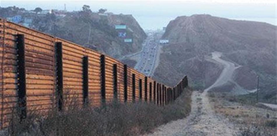 EEUU empieza a reforzar el muro fronterizo entre el desaliento de los migrantes en México