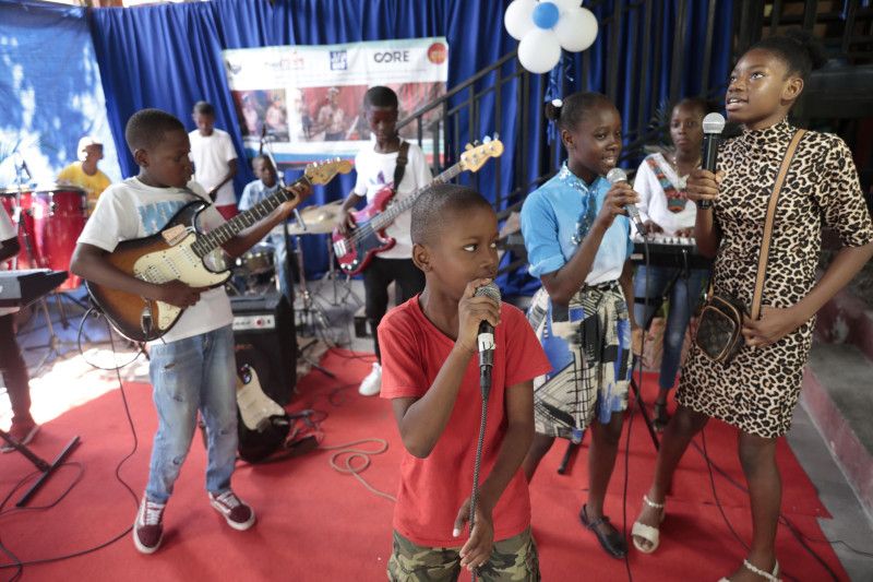 Estudiantes haitianos tocan baterías y guitarras para huir del hambre y la violencia de pandillas