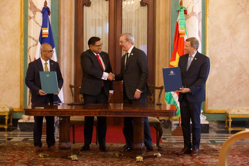 Abinader y presidente de Surinam firman cuatro convenios de cooperación