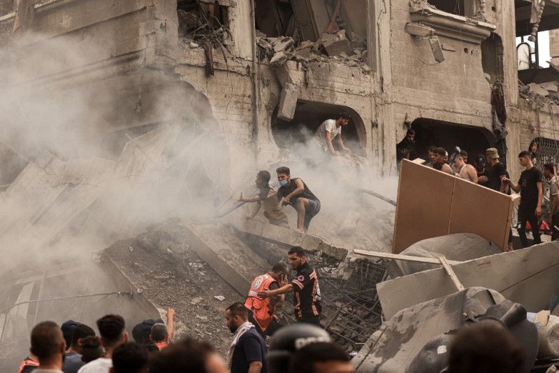 Israel dice haber retomado el control en el sur y concentra tropas cerca de la Franja de Gaza