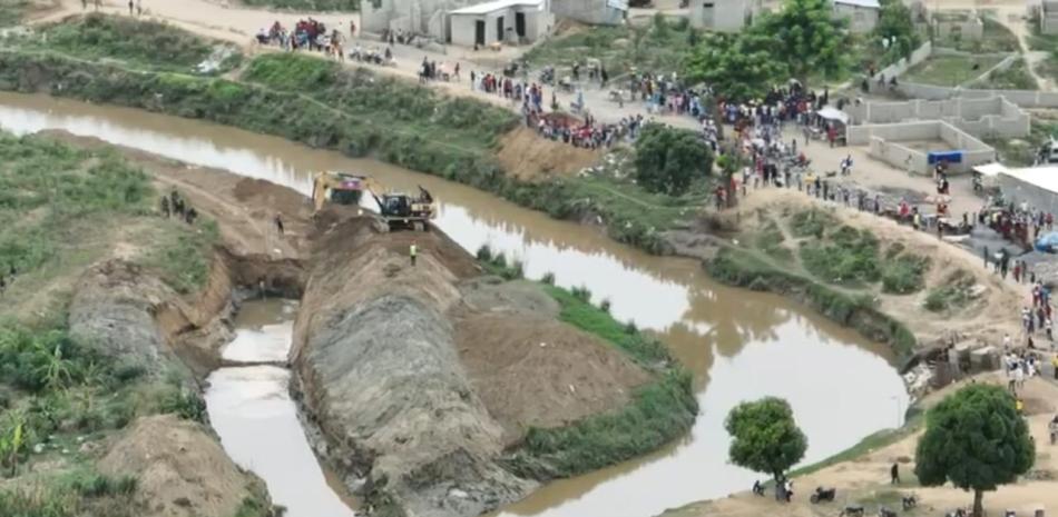 Haitianos desvían río Masacre para continuar con la construcción del canal