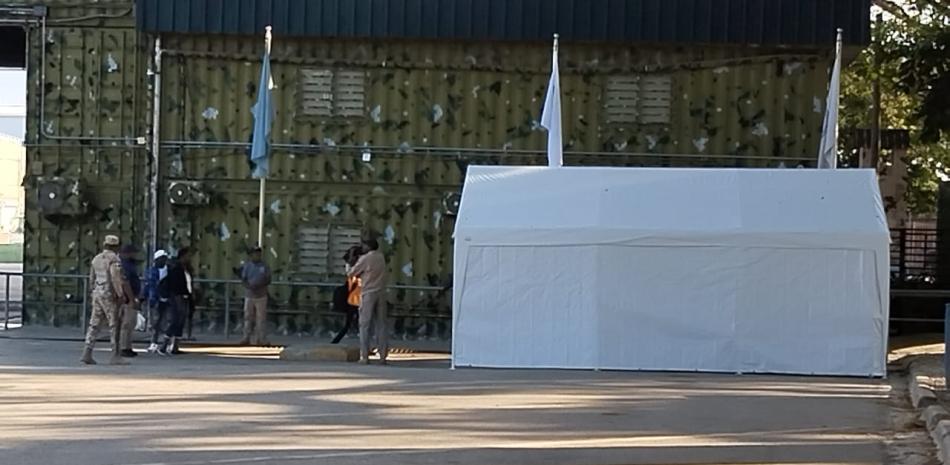 Haitianos gritan a militares dominicanos que es ilegal el registro biométrico en Elías Piña