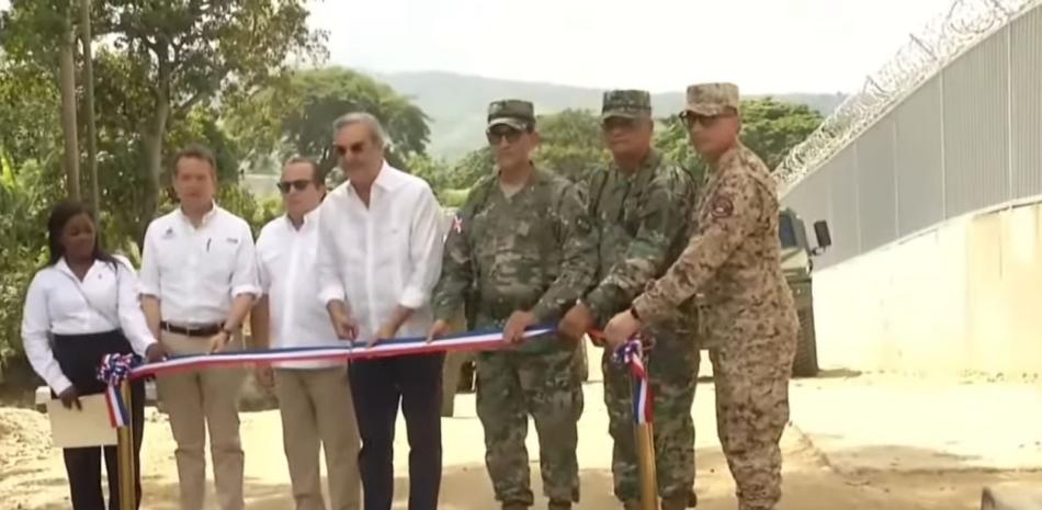 Abinader inaugura primer tramo de la verja fronteriza; garantiza seguridad pese descontrol en Haití