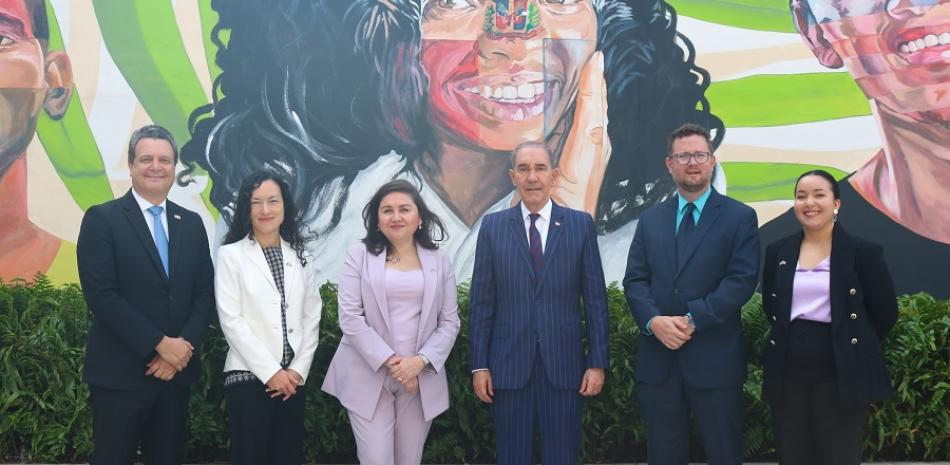 Embajada de Estados Unidos invertirá US$75,000 en el programa de inglés por inmersión del MESCyT Embajada de Estados Unidos invertirá US$75,000 en el programa de inglés por inmersión del MESCyT