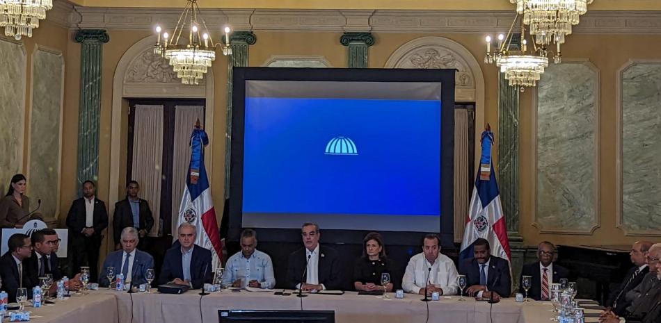 Sin principales partidos de oposición, gobierno firma pacto para hacer frente a tema haitiano