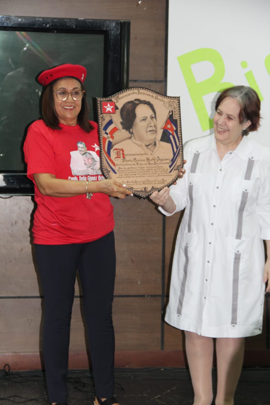MOVIMIENTO IZQUIERDA UNIDA RECONOCE LABOR EMBAJADORA CUBA EN RDLA DESPIDEN EN EMOTIVO ACTO