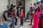 Tensión prevalece fuera de hospitales por el impacto del dengue