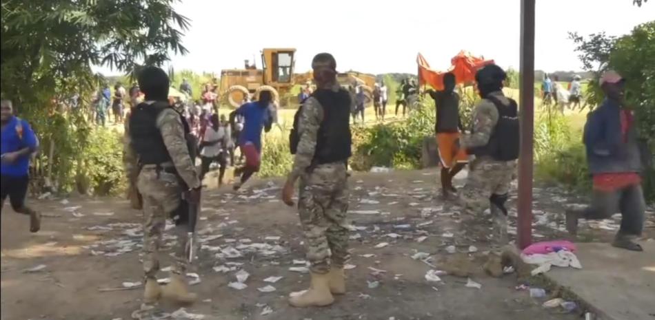Policía haitiana lanza bombas lacrimógenas a compatriotas que compraban productos dominicanos