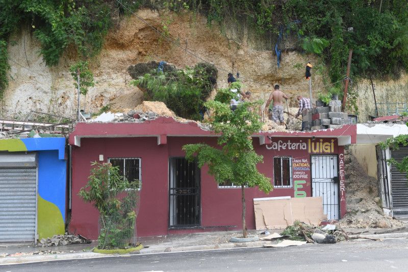 Por un “peñón” familia que reside frente a Cristo Park durmieron en la calle Por un “peñón” familia que reside frente a Cristo Park durmieron en la calle