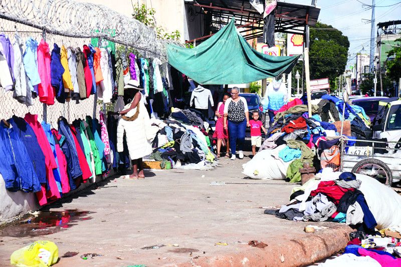 Negocios informales bloquean y arrabalizan espacios públicos del Gran Santo Domingo