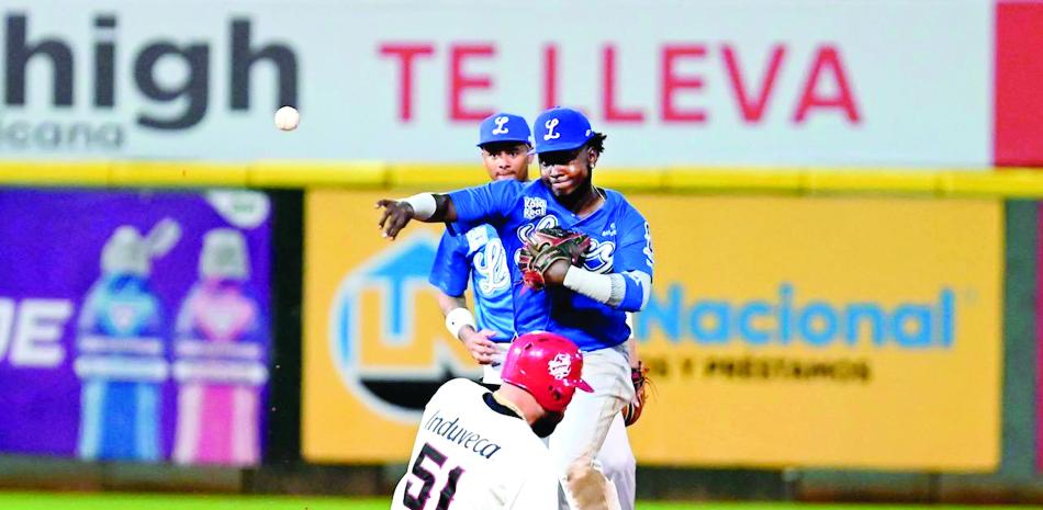 Los Gigantes celebran; Licey y Aguilas en férrea disputa