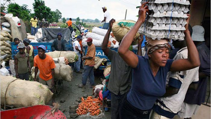 Gran cantidad de haitianos cruza al mercado fronterizo para vender y comprar mercancías