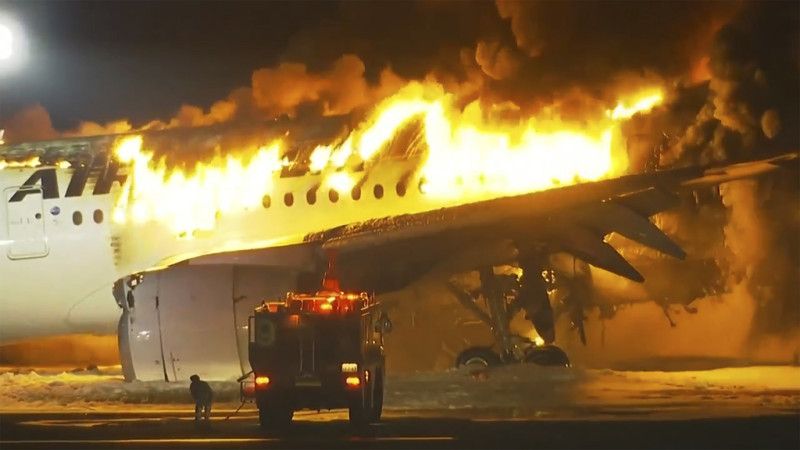 La disciplina de los pasajeros, la clave de la milagrosa evacuación del avión accidentado en Tokio