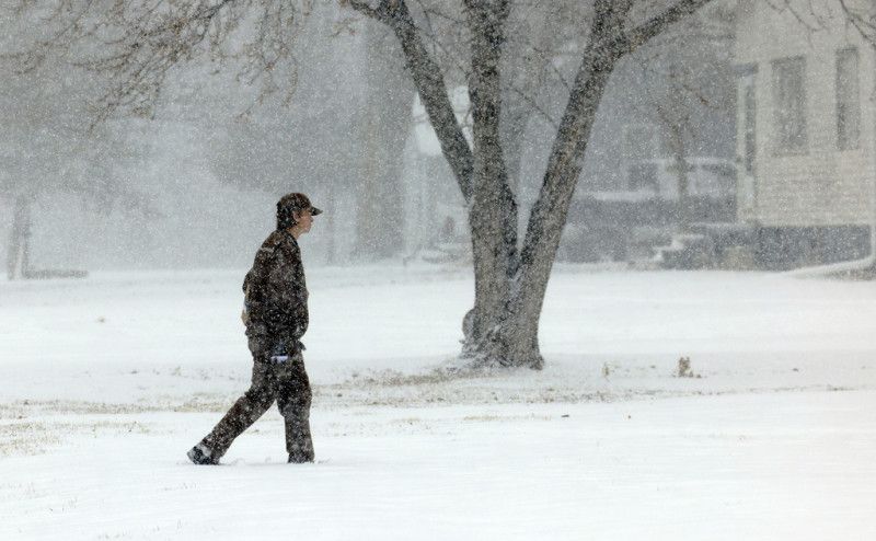 Fuertes vientos provocan cierre de autopistas, escuelas y oficinas del gobierno en EEUU