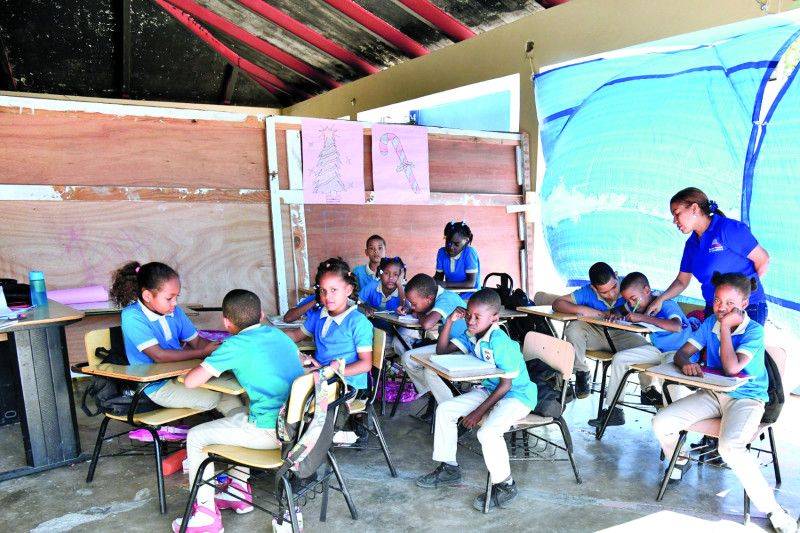 Crisis en educación de Baní: Cientos de estudiantes reciben docencia en condiciones inhumanas