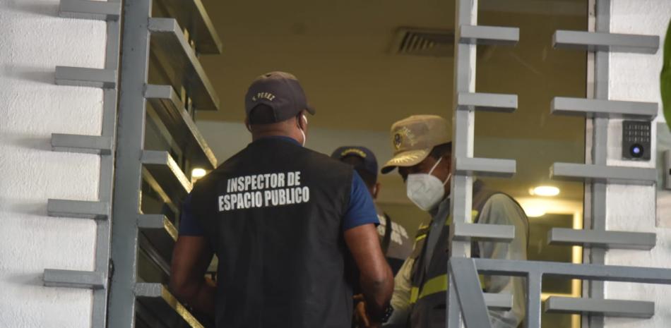 Agentes del Dicrim y de los bomberos están en edificio donde murieron dos personas tras fumigación