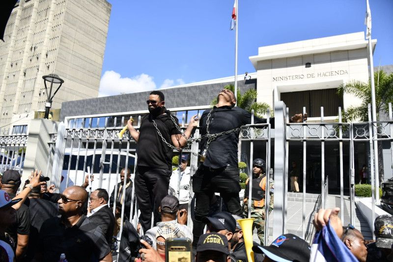 Policías y militares pensionados protestan por pagos