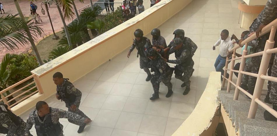 Tragedia en UASD-Barahona: Hombre hiere a su expareja con arma blanca