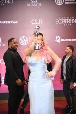 Karen Yapoort sufre caída en alfombra roja tras ganar el primer Soberano de su carrera