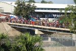 Haitianos se abastecen en República Dominicana alejados del caos de Puerto Príncipe
