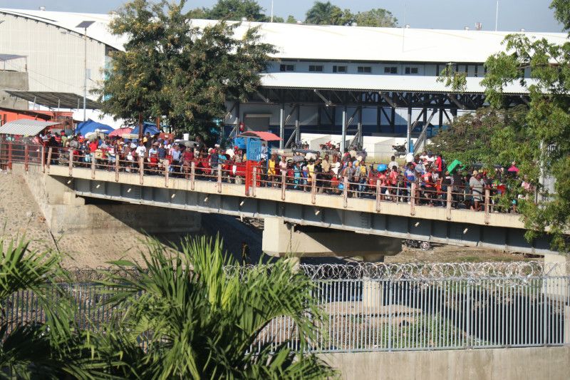 Haitianos se abastecen en República Dominicana alejados del caos de Puerto Príncipe