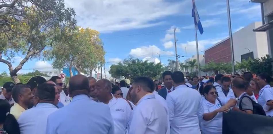 “Somos médicos, no somos criminales”, galenos protestan por condenas a centros de salud