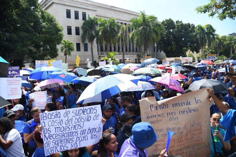 Maestros bloquean el tránsito en la avenida Máximo Gómez en protesta por aumento salarial