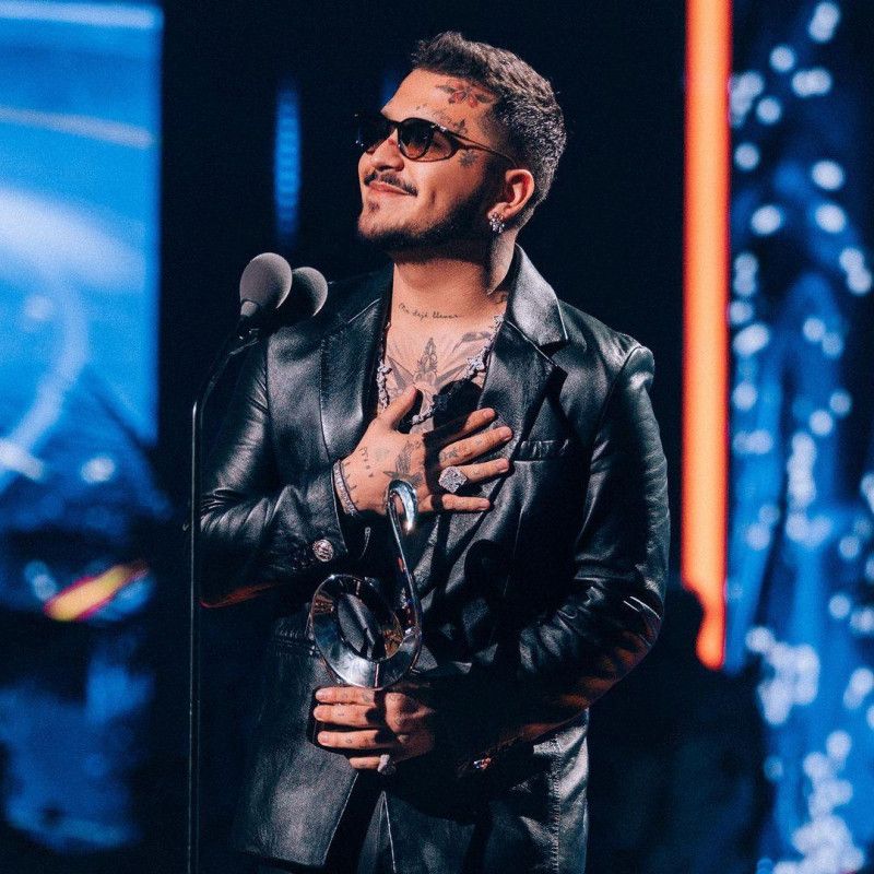 Christian Nodal reemplazó sus dientes reales por diamantes: “Es lo más estúpido que he hecho”