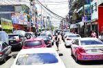 Doble aparcamiento y obstáculos dificultan movilidad en la capital