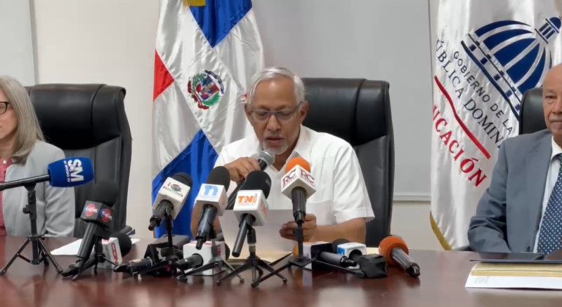 Educación anuncia aumento salarial de un 8 % para los maestros