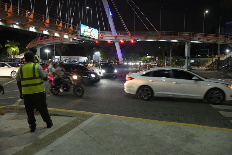 Estando prohibido, vehículos doblan a la izquierda en la 27 con Gómez en presencia de los Digesett