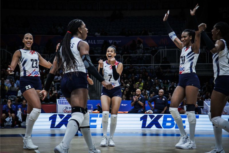 Las Reinas debutan venciendo a Serbia