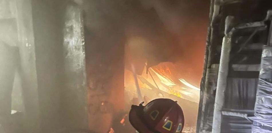 Un incendio de gran magnitud consume una importadora en Villa Consuelo