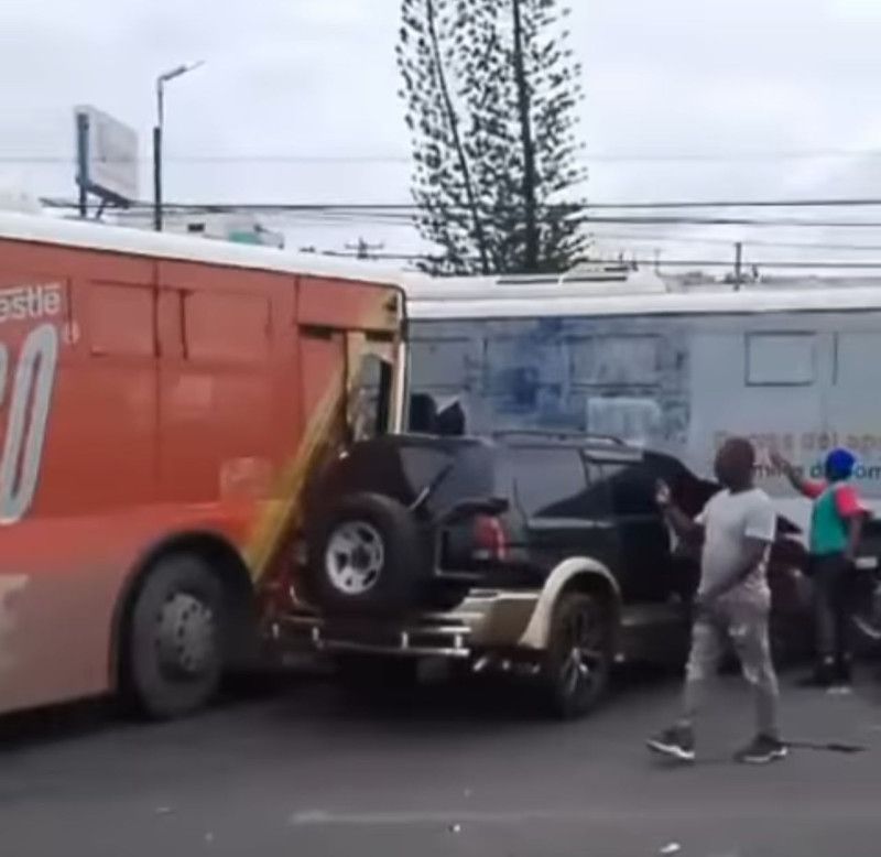 Choque múltiple deja varios lesionados en la avenida Charles de Gaulle